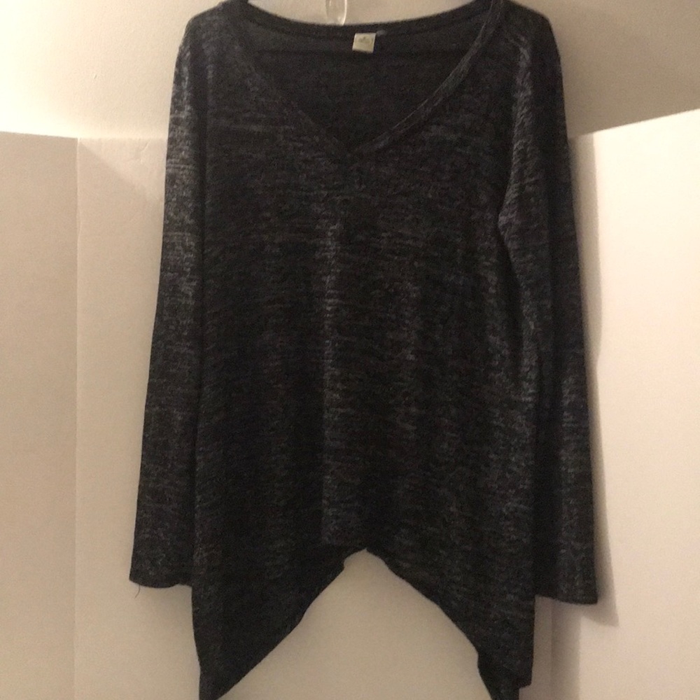 Paper Crane black size m long sleeve top v neckline black specks of white